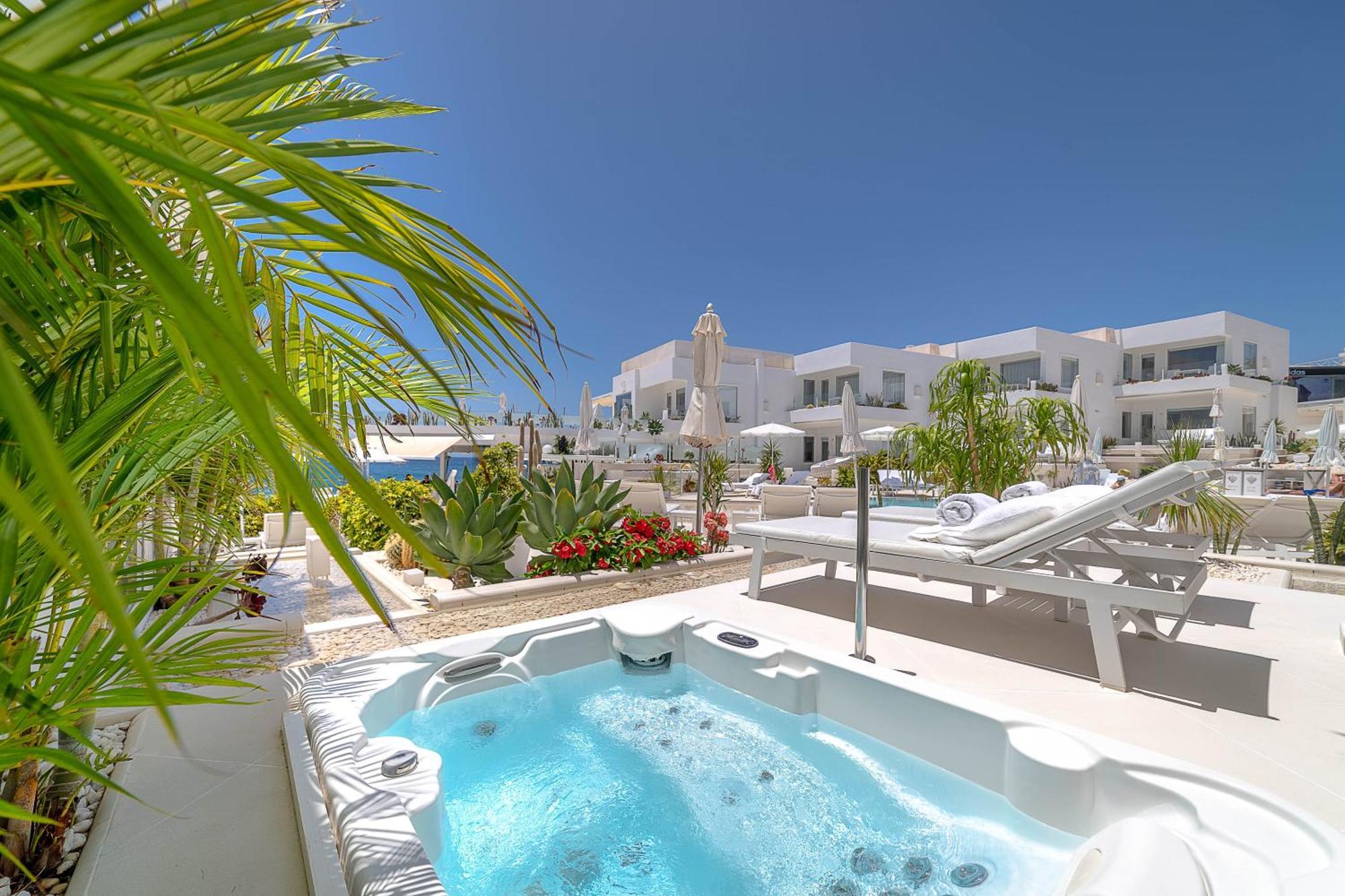 Deluxe 1 bedroom Suite with Hot Tub and Sea View,1601703616:JPEG