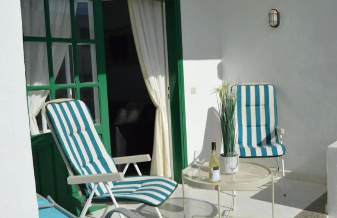 Beautiful Spacious 1-Bed Apartment With Aircon-1