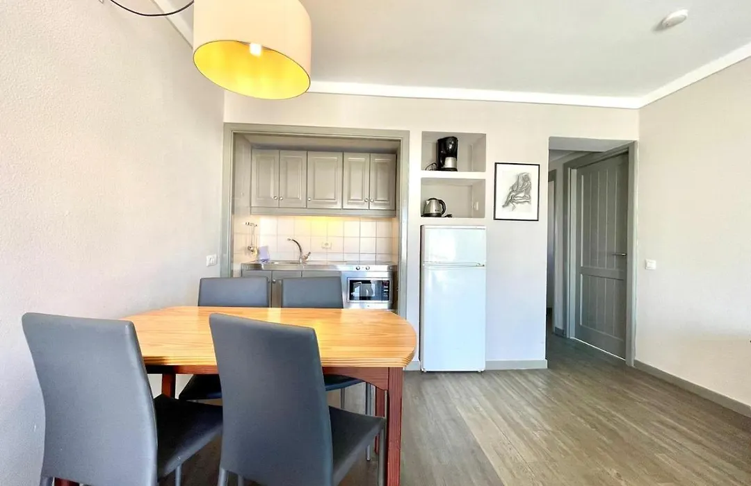 Two Bedroom, Wifi, Kitchen, 5Min Playa Chica, Pool, Shopping-1