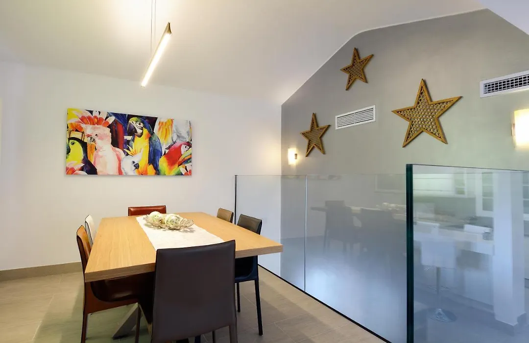 Lovely 3-Bed Villa In Puerto Del Carmen-1