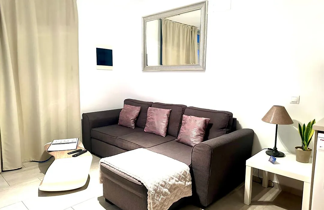 Los Gracioseros Apt 207-1
