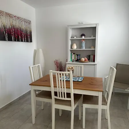 Los Gracioseros Apt 207-2